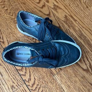 Boys sz 2 Ben Sherman Shoes